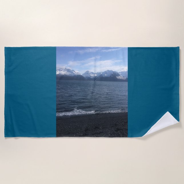 Alaska Beach Vibes: Rugged Beach Handtuch (Vorderseite)