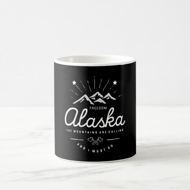 Alaska-Berge rufen mich an, ich muss Mono Dark Kaffeetasse (Mittel)