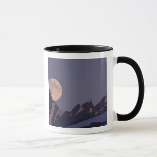 Alaska, Chugach Mountains Vollmond steigt auf Tasse