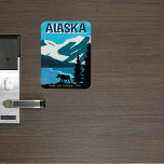 Alaska Moose Cruise Door Decor Magnet<br><div class="desc">Das wunderschöne Poster-Kunstwerk zeigt Berge mit Gletschern,  Wasser,  Bäumen und einem Elch. Die perfekte Kabine Statoom Türsucher oder Dekoration für Ihren nächsten Urlaub Kreuzfahrt nach Alaska. Name des Schiffes und Datum der Fahrt hinzufügen. Erstellen eines Keepake-Speichers, </div>
