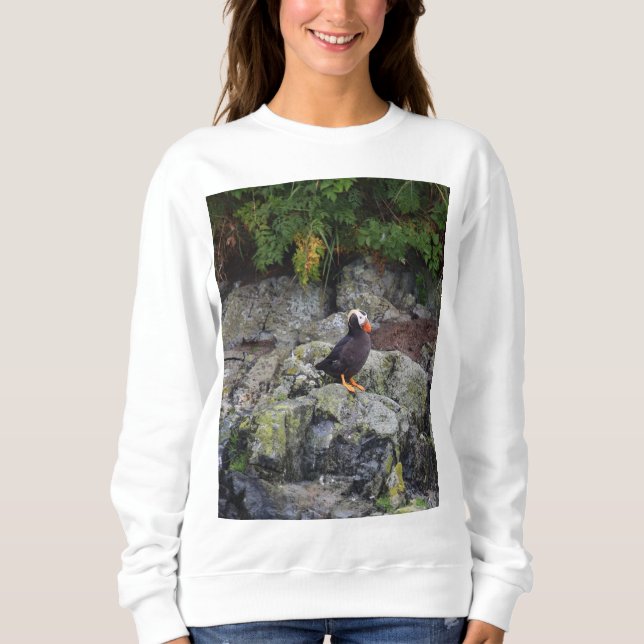 Alaska - Puffin auf Steinen Sweatshirt (Vorderseite)