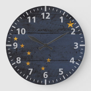 Alaska-Staats-Flagge auf altem hölzernem Korn Große Wanduhr
