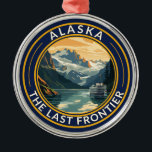 Alaska Travel Art Abzeichen Ornament Aus Metall<br><div class="desc">Alaska Retro Vektor Reise Design. Diese Retro-Art Reisen,  mit ihrer Mischung aus kühnen Farben und Vintagem Reiz,  ist so konzipiert,  dass sie ein Gefühl von Abenteuer inspiriere.</div>