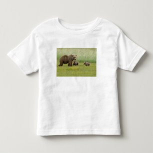 Alaskan Brown Bären Sow und drei Cubs, Ursus Kleinkind T-shirt