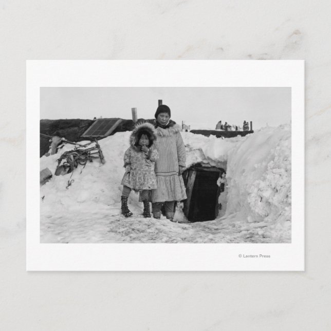 Alaskan Eskimos außerhalb ihrer Zuhause-Fotografie Postkarte (Vorderseite)