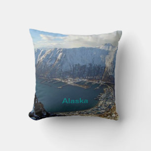 Alaskan Gebirge und Stadt Unterhalb Kissen