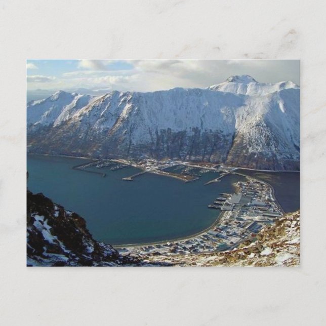 Alaskan Gebirge und Stadt Unterhalb Postkarte (Vorderseite)