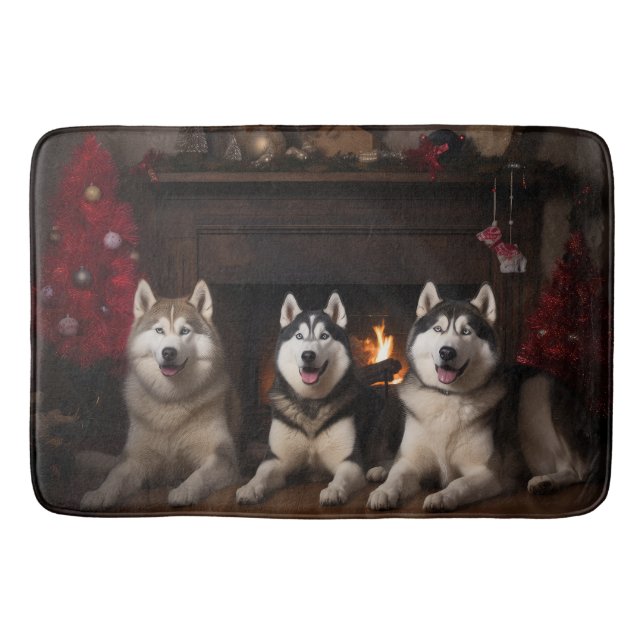 Alaskan Malamute am Feuerplatz Weihnachten Badematte (Vorderseite)