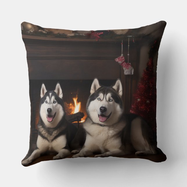 Alaskan Malamute am Feuerplatz Weihnachten Kissen (Rückseite)