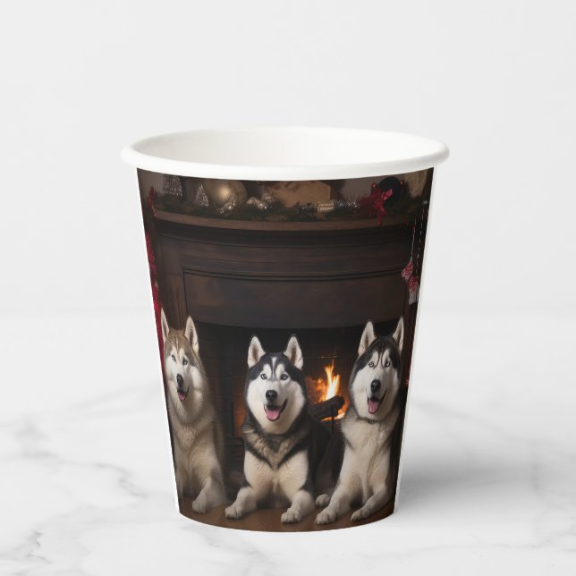 Alaskan Malamute am Feuerplatz Weihnachten Pappbecher (Vorderseite)