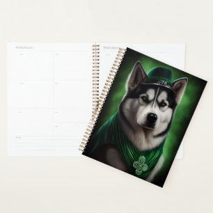 Alaskan Malamute Hund in St. Patrick's Day Dress Planer