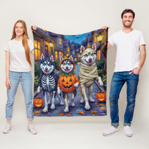 Alaskan Malamute Hunde beim Trick-or-Treat an Hall Fleecedecke