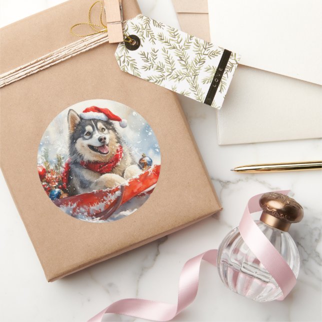 Alaskan Malamute in Sledge Let it Schnee Weihnacht Runder Aufkleber (Schenken)