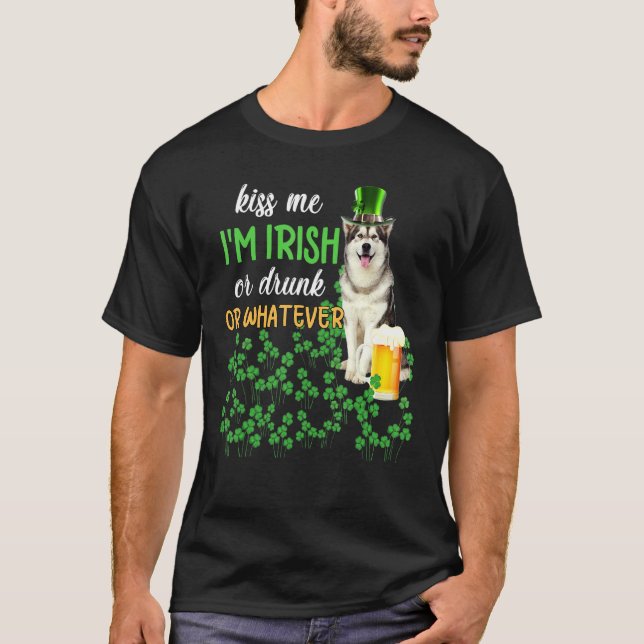 Alaskan Malamute Kiss Me Ich bin irisch oder Betru T-Shirt (Vorderseite)