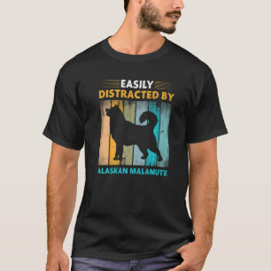 Alaskan Malamute leicht von Hunden abgelenkt T-Shirt