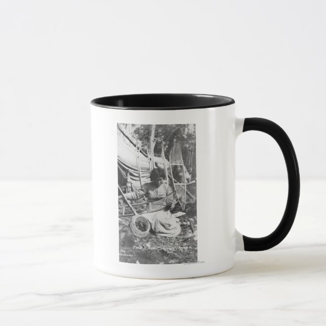 Alaskan Woman Making Snowschuhe Fotografie Tasse (Rechts)