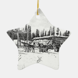 Alaskanische Schlittenhunde vor einer Blockhütte Keramik Ornament