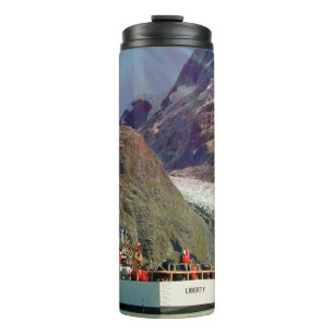 Alaskische Bergansicht mit Boot Thermosbecher