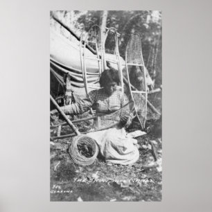 Alaskische Frau, die Snowshoes-Fotografie macht Poster