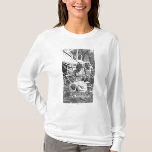 Alaskische Frau, die Snowshoes-Fotografie macht T-Shirt