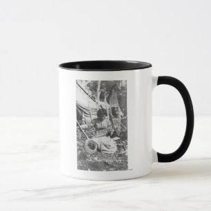 Alaskische Frau, die Snowshoes-Fotografie macht Tasse