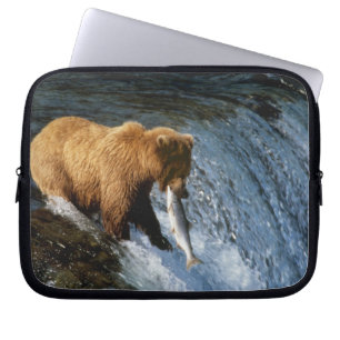 Alaskischer Braunbär fängt Lachs bei Brooks Laptopschutzhülle