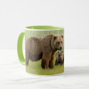 Alaskischer Braunbär mit Jungen auf einer Wiese Tasse