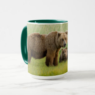 Alaskischer Braunbär mit Jungen auf einer Wiese Tasse