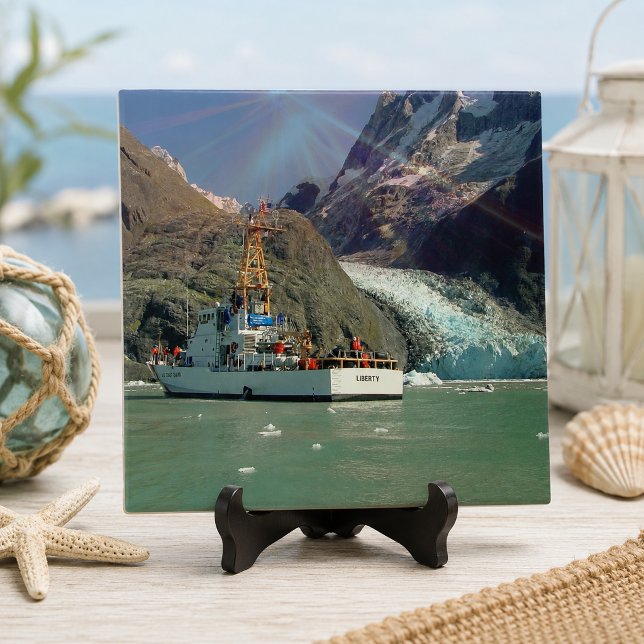 Alaskischer Mountain View mit Boot Fliese (Alaskan Mountain View with Boat Ceramic Tile)