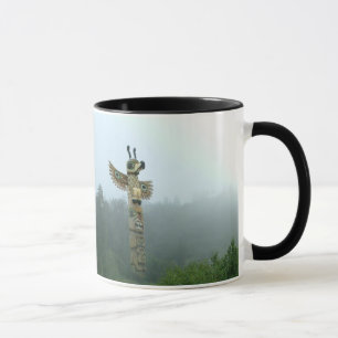 Alaskisches Totem, das in die Nebel-Tasse steigt Tasse