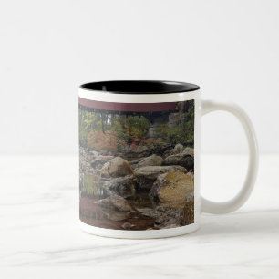 Albany-Brücke, direkt vor dem Kancamagus Zweifarbige Tasse