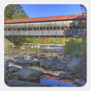 Albany gedeckte Brücke über Swift River, Weiß Quadratischer Aufkleber