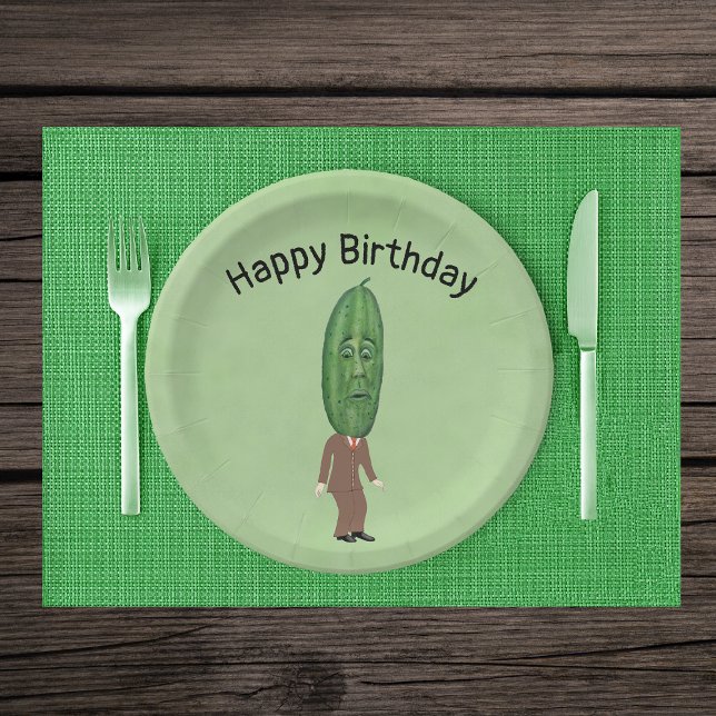 Albern Man Green Pickle Head mit Face Brown Anzug Pappteller (Silly man in suit big green pickle head with face on green Happy Birthday paper party plates.)