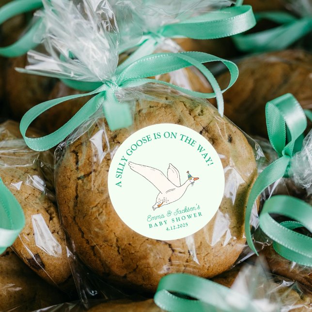 Alberne Gans auf der Way Green Baby Dusche Runder Aufkleber (Von Creator hochgeladen)