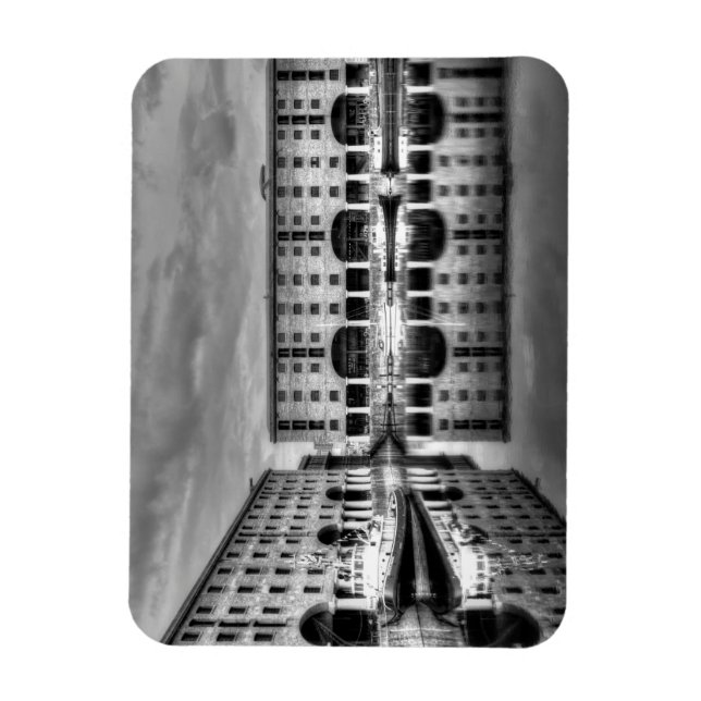 Albert Dock Liverpool Reflections Magnet (Vertikal)