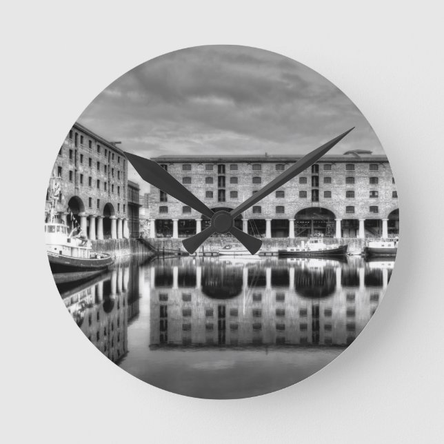 Albert Dock Liverpool Reflections Runde Wanduhr (Vorderseite)