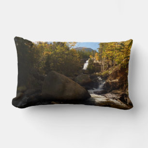 Alberta Falls im Herbst in den Rocky Mountains Lendenkissen