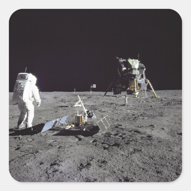 Aldrin blickt zurück auf die Basis der Ruhe Quadratischer Aufkleber (Vorderseite)