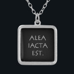 Alea Iacta Est Versilberte Kette<br><div class="desc">Alea Iacta Est. Der die ist gegossen. Ein lateinisches Zitat von Weisheit und Philosophie, das heute noch gültig und wahr ist.</div>