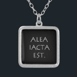 Alea Iacta Est Versilberte Kette<br><div class="desc">Alea Iacta Est. Der die ist gegossen. Ein lateinisches Zitat von Weisheit und Philosophie,  das heute noch gültig und wahr ist.</div>
