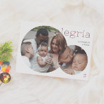 Alegría | Tarjeta Navideña Moderna con 2 Fotos Feiertagskarte<br><div class="desc">Elegante y Moderna tarjeta de Navidad. El krankño präsentia dos fotos en forma rund, dándole un toque zeitporáneo a sus recuerdos más destacados. La foto más pequeña se superpone sobre la más grande. La palabra "Alegría" aparece en tipografía minimalista de color rojo en la esquina superior y el nombre de...</div>