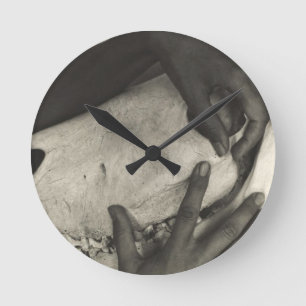 Alfred Stieglitz - Georgia O'Keeffe - Hände und H Runde Wanduhr