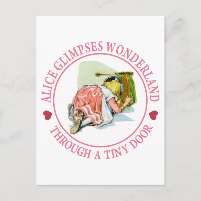 Alice blickt Wonderland durch eine winzige Tür Postkarte (Vorderseite)