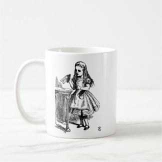 Alice dans la tasse impossible de choses du pays