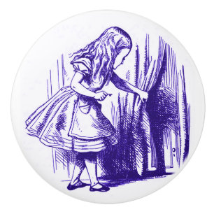Alice dans le bouton de pourpre de rideau du pays