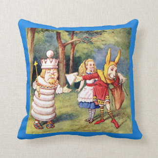Alice, das Kaninchen und der weiße König im Kissen