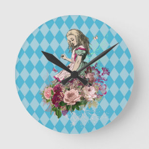 Alice im Wunderland auf Blauem Harlequin Runde Wanduhr