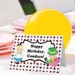 Alice im Wunderland Custom Kids Happy Birthday Karte<br><div class="desc">Niedliche Alice im Wunderland Happy Geburtstagskarte für ein Buch zum Geburtstag. Das kleine Mädchen Alice in ihrem blauen Kleid und der Mad Hatter sitzen auf einem Kartenmuster in Rot und Schwarz mit Pik- und Diamantsymbolen. Passen Sie Ihren eigenen Text an.</div>