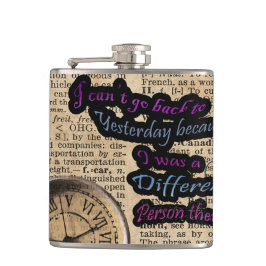 Alice im Wunderland, die in Zeit reist Flachmann