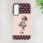 Alice im Wunderland Fairy Tale Monogramm Samsung Galaxy Hülle<br><div class="desc">Gefällt dir das Märchen der skurrilen Alice im Wunderland? Dieses Design zeigt die klassische Illustration von Alice,  in Bordeaux und Aqua,  scheinbar verwirrt,  aber charmant. Burgund und pachy rosa Herzen grenzen das Design ab. Fügen Sie Ihre Initialen hinzu,  um dieses Design zu personalisieren.</div>